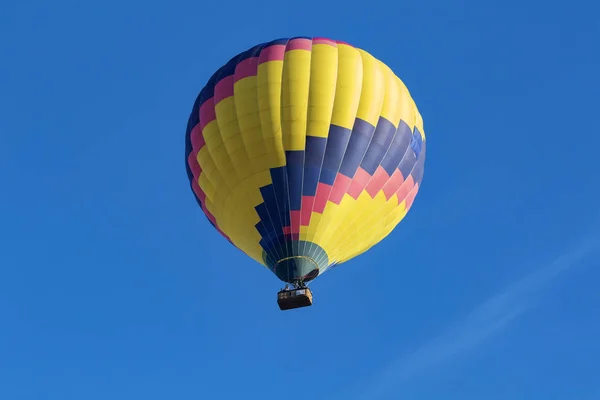 Ballons fliegen während des Heißluftballon-Festivals über kalifornischen Weinbergen Stockbild
