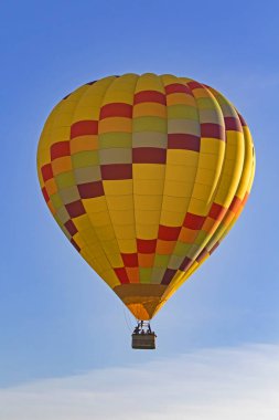 Üzüm bağları ve şarap Kaliforniya'da sıcak hava balon festivalinde üzerinde uçan balon