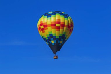Üzüm bağları ve şarap Kaliforniya'da sıcak hava balon festivalinde üzerinde uçan balon
