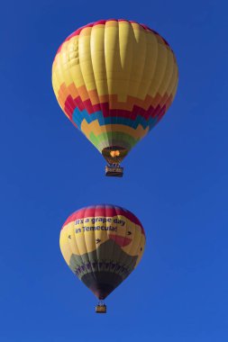 Üzüm bağları ve şarap Kaliforniya'da sıcak hava balon festivalinde üzerinde uçan balon