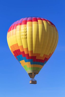 Üzüm bağları ve şarap Kaliforniya'da sıcak hava balon festivalinde üzerinde uçan balon