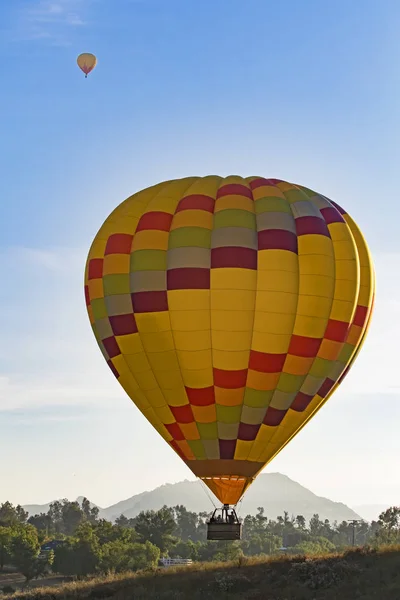 Lancement d'un ballon au Wine and Hot Air Balloon Festival au-dessus de la cave et du vignoble californiens — Photo