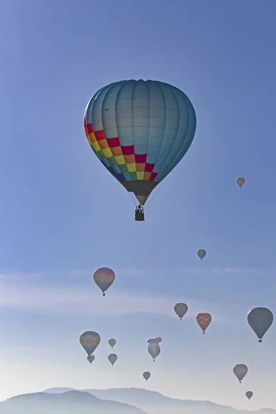 Üzüm bağları ve şarap Kaliforniya'da sıcak hava balon festivalinde üzerinde uçan balon — Stok fotoğraf
