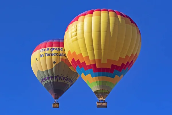 Ballongen flyger över druva vingårdar och vingården vid varmluft ballong Festival i Kalifornien — Stockfoto
