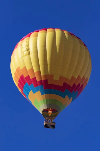 气球飞越葡萄葡萄园和酒厂在热气球节在加州 — 图库照片