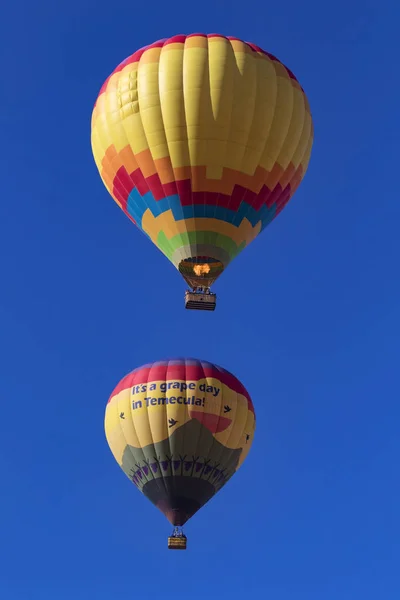 Ballon fliegt beim Heißluftballon-Festival in Kalifornien über Weinberge und Weingut — Stockfoto