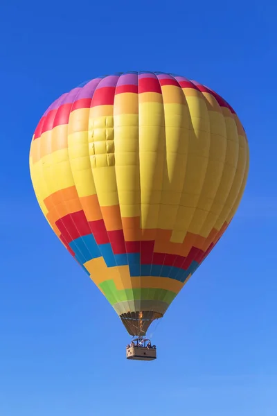 Ballon volant au-dessus des vignobles de raisin et de la cave au festival de montgolfière en Californie — Photo