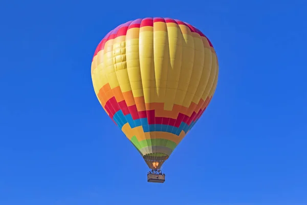 气球飞越葡萄葡萄园和酒厂在热气球节在加州 — 图库照片