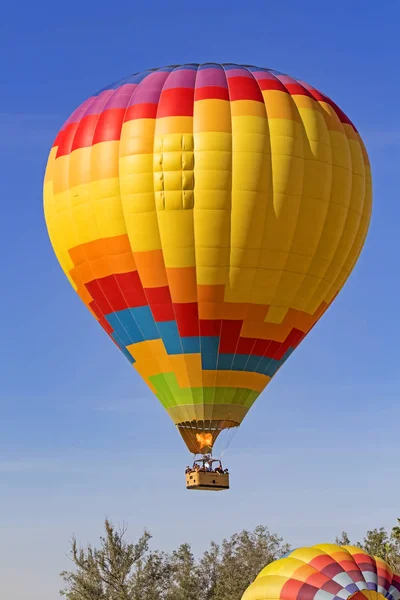 Ballon fliegt beim Heißluftballon-Festival in Kalifornien über Weinberge und Weingut — Stockfoto