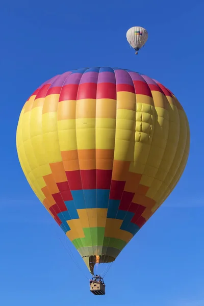 Balão voando sobre vinhas de uva e adega no Hot Air Balloon Festival, na Califórnia — Fotografia de Stock