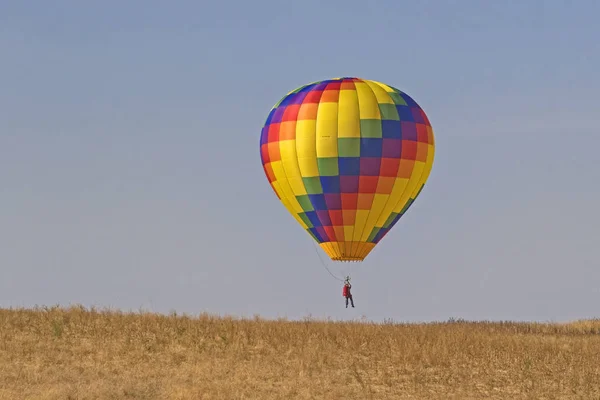 Ballon fliegt beim Heißluftballon-Festival in Kalifornien über Weinberge und Weingut — Stockfoto