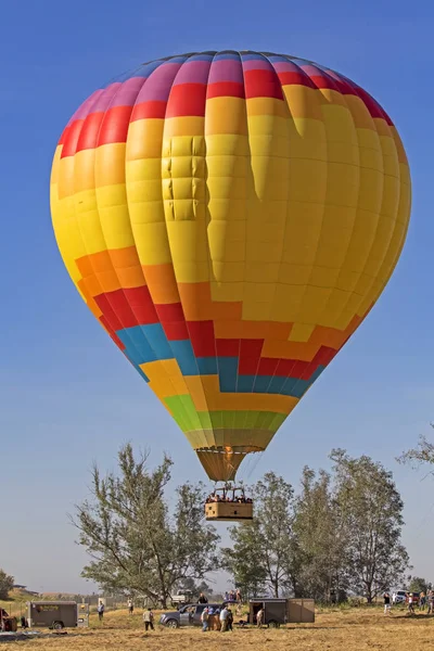 Balão voando sobre vinhas de uva e adega no Hot Air Balloon Festival, na Califórnia — Fotografia de Stock