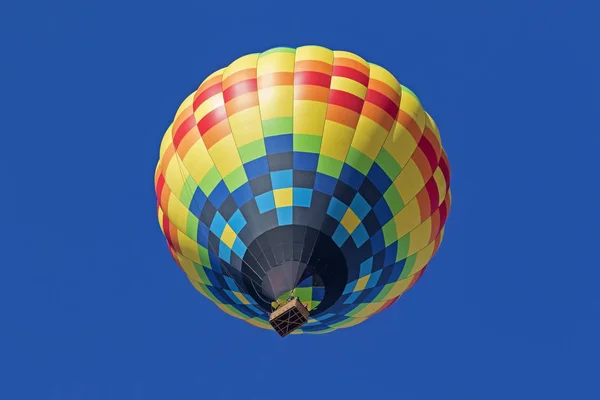 Voo de balão sobre a adega da Califórnia no Hot Air Balloon Festival — Fotografia de Stock