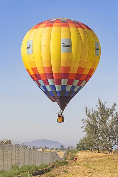Ballonfahrt über kalifornischem Weingut beim Heißluftballon-Festival — Stockfoto