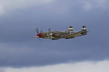 2017 uçaklar, şöhret Air Show uçan uçaklar vintage WWII P-51 Mustang savaşçıları