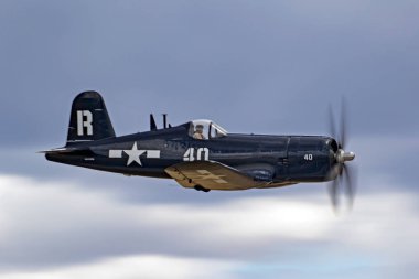 2017 hava Fuarı'nda uçan uçak WWII F4-U Corsair avcı
