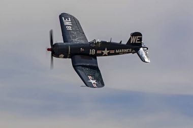 2017 hava Fuarı'nda uçan uçak WWII F4-U Corsair avcı