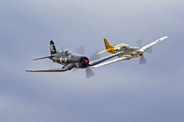 2017 uçaklar, şöhret Air Show uçan uçak WWII P-51 Mustang ve F4-U Corsair savaşçıları