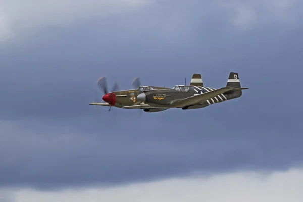 Samoloty vintage myśliwce II wojny światowej P-51 Mustang latający 2017 samoloty z Sława Air Show — Zdjęcie stockowe