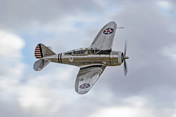 Αεροπλάνο vintage Hawk Wwii P-36 αεροσκάφη που πετούν στο 2017 αεροπλάνα του Fame Air Show — Φωτογραφία Αρχείου