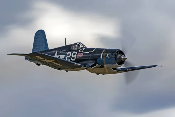 Airplane WWII F4-U Corsair fighter flying at 2017 Air Show — Stock Photo, Image