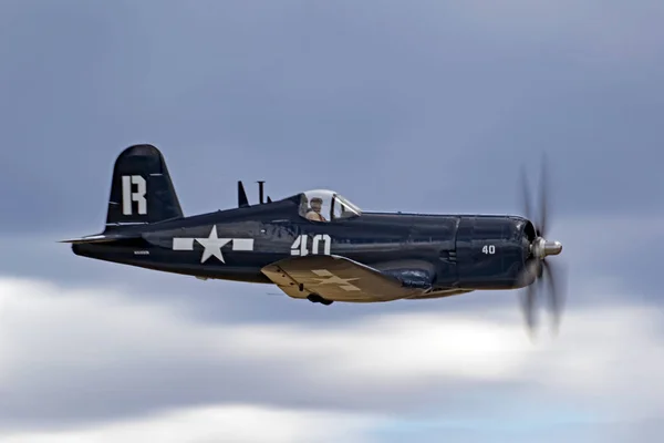 2017 hava Fuarı'nda uçan uçak WWII F4-U Corsair avcı — Stok fotoğraf