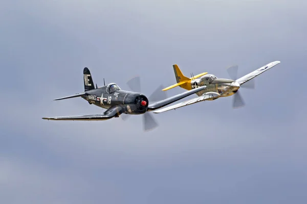 Airplanes WWII P-51 Mustang and F4-U Corsair fighters flying at 2017 Planes of Fame Air Show — Stock Photo, Image