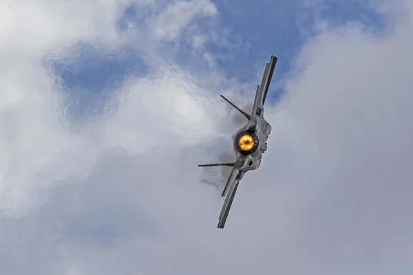 Avion F-35 Lightning chasseur à réaction furtif moderne volant au Salon aérien des avions de renommée 2017 — Photo
