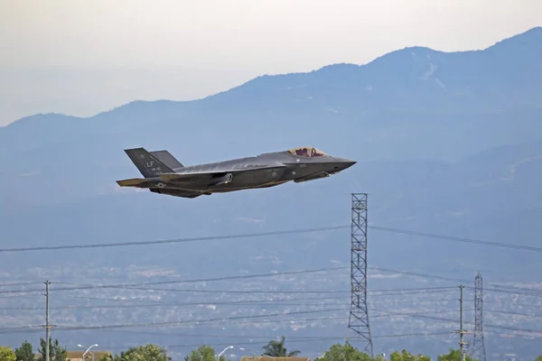 Avião F-35 Relâmpago moderno caça a jato furtivo voando no 2017 Aviões da Fama Air Show — Fotografia de Stock