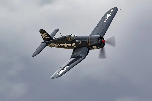 Airplane WWII F4-U Corsair fighter flying at 2017 Air Show — Stock Photo, Image