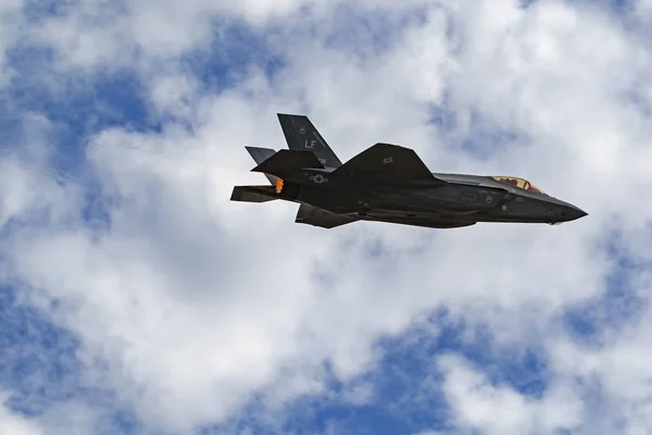 Avião F-35 Relâmpago moderno caça a jato furtivo voando no 2017 Aviões da Fama Air Show — Fotografia de Stock