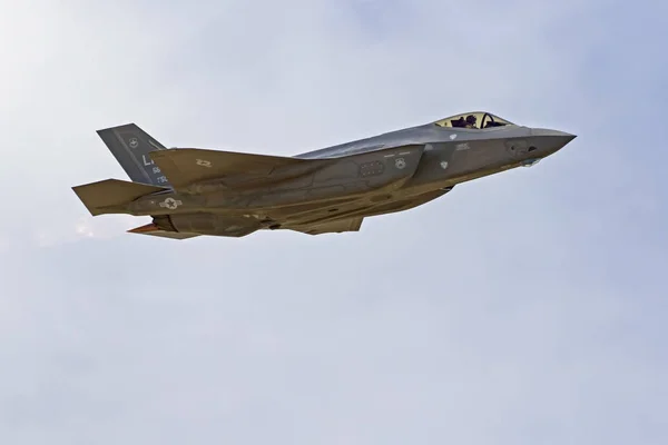 Airplane F-35 Lightning modern stealth jet fighter flying at the 2017 Planes of Fame Air Show — Stock Photo, Image