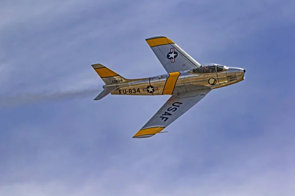 Letadlo f-86 Sabre studené války stíhačky létající 2017 letadla sláva letecké Show v — Stock fotografie