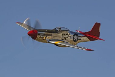 Hava gösterisi uçan uçak P-51 Mustang İkinci Dünya Savaşı warbird avcı