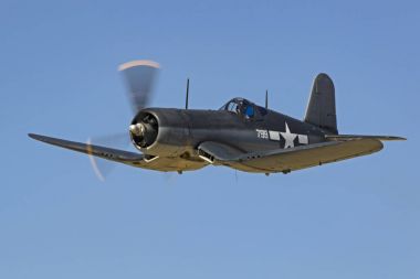 Kaliforniya hava Fuarı'nda uçan uçak F4-U Corsair warbird İkinci Dünya Savaşı savaş