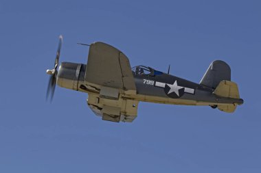 Kaliforniya hava Fuarı'nda uçan uçak F4-U Corsair warbird İkinci Dünya Savaşı savaş