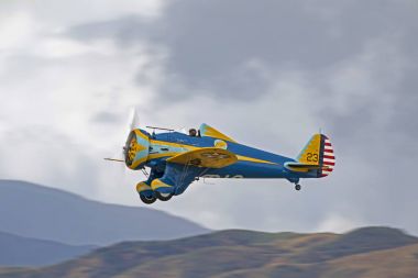 Uçak vintage WWII P-26 silahı uçan, California hava gösterisi