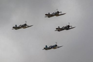 Kaliforniya hava Fuarı'nda uçan uçaklar İkinci Dünya Savaşı F4-U Corsair avcı uçağı
