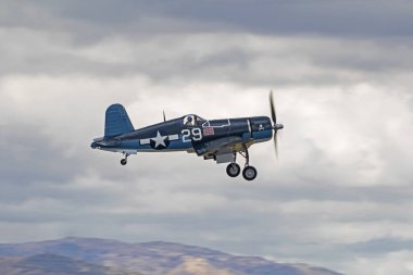 Kaliforniya hava Fuarı'nda uçan uçaklar İkinci Dünya Savaşı F4-U Corsair avcı uçağı