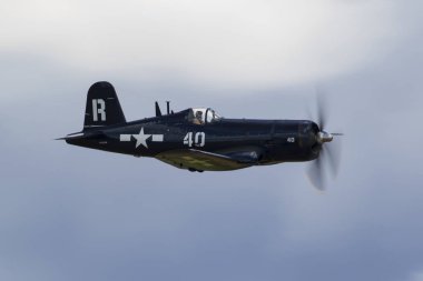 Kaliforniya hava Fuarı'nda uçan uçaklar İkinci Dünya Savaşı F4-U Corsair avcı uçağı