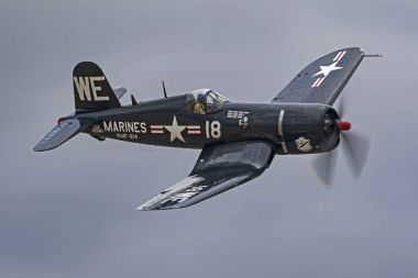 Kaliforniya hava Fuarı'nda uçan uçaklar İkinci Dünya Savaşı F4-U Corsair avcı uçağı