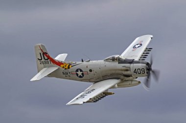 Uçak A-1 Skyraider uçak California hava gösterisi gerçekleştirme