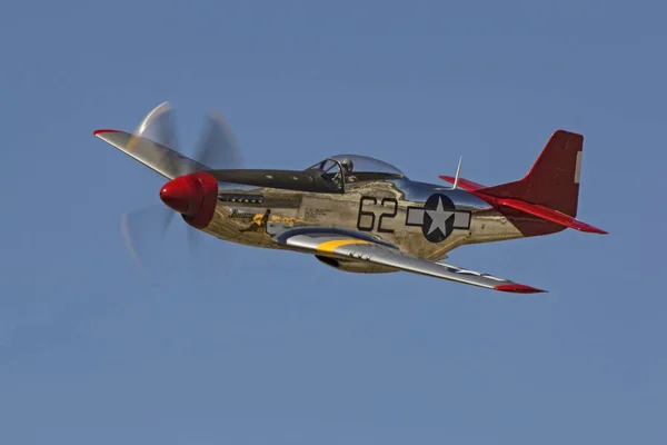 Airplane P-51 Mustang WWII warbird fighter flying at air show — Stock Photo, Image