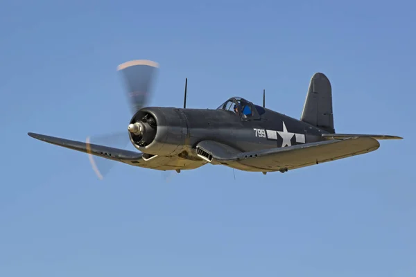 Airplane F4-U Corsair warbird WWII fighter flying at California Air Show — Stock Photo, Image