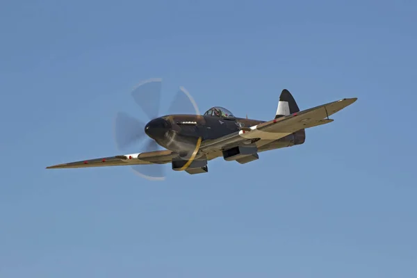 Airplane WWII Spitfire fighter warbird flying at California air show — Stock Photo, Image