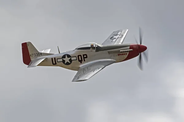 Vliegtuig P-51 Mustang jager vliegen op luchtshow in Californië — Stockfoto