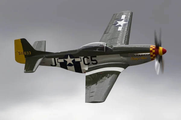 Flygplan p-51 Mustang Wwii fighter flyger på air show i Kalifornien — Stockfoto