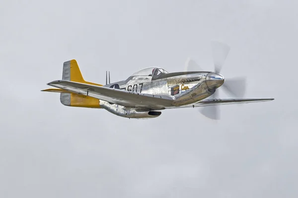 Flugzeug p-51 Mustang wwii Kampfflugzeug fliegt auf Luftfahrtschau in Kalifornien — Stockfoto