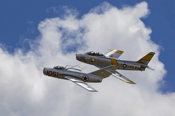 Myśliwca odrzutowego era wojny koreańskiej samolot leci na air show w Kalifornii — Zdjęcie stockowe