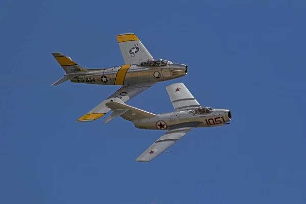 Airplane Korean War era jet fighter flying at air show in California — Stock Photo, Image